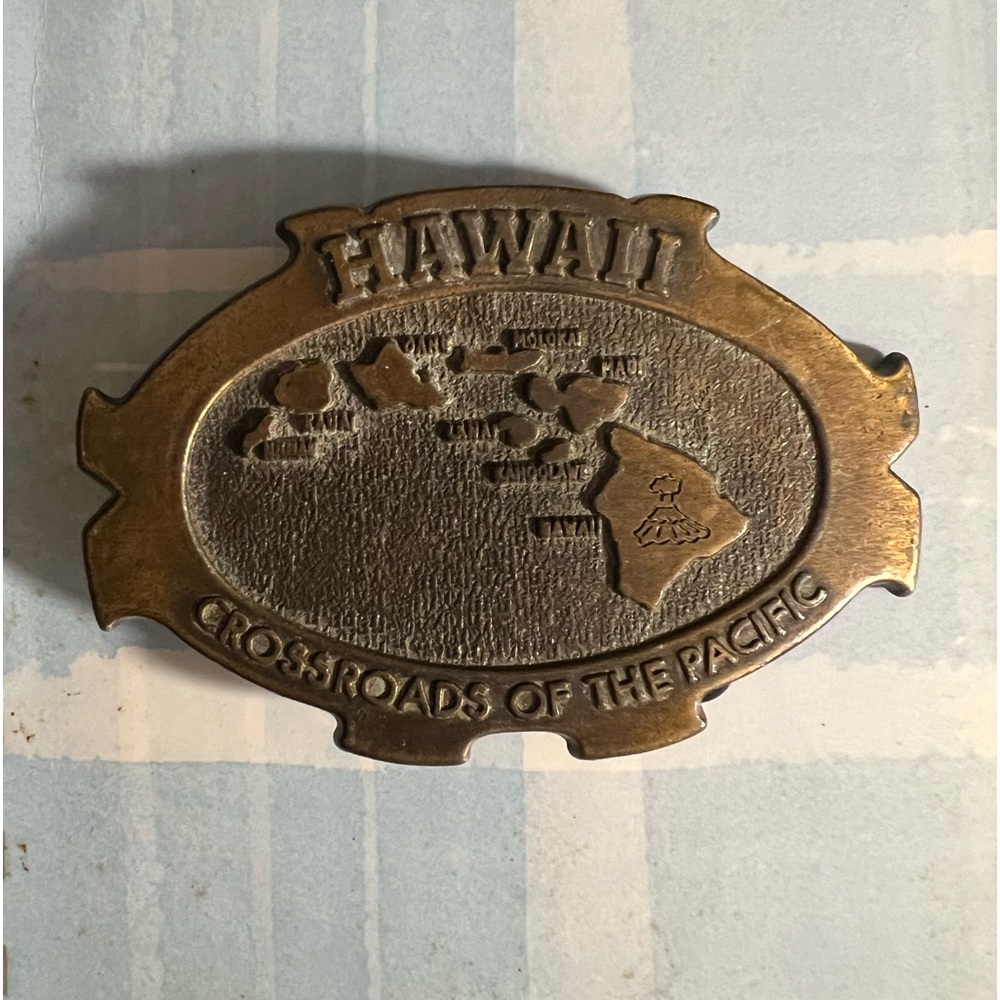 Hawaii belt buckle - 1970s solid brass form w Islands map image